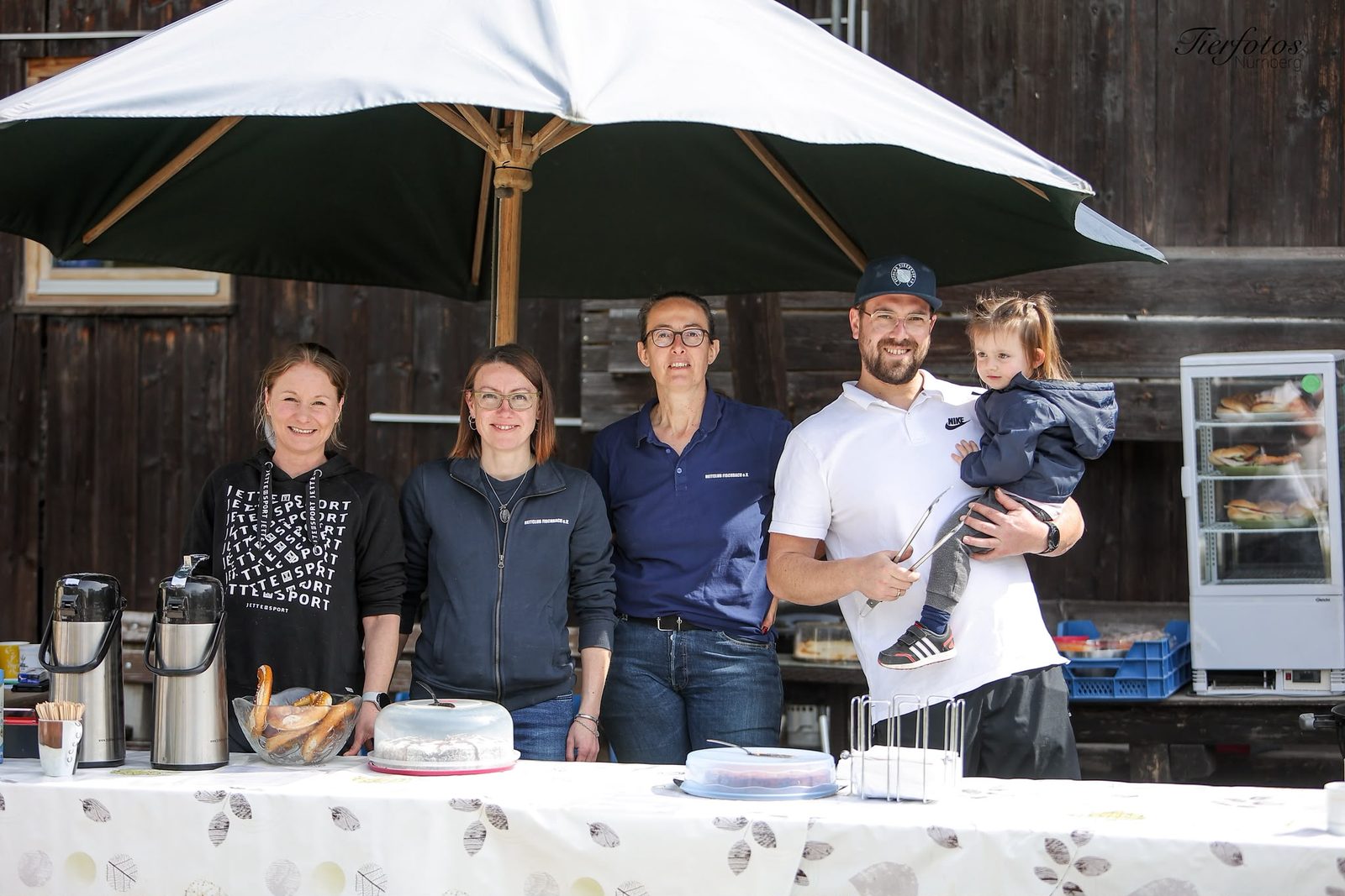 Helferteam des Vereins am Kuchenstand beim Turnier