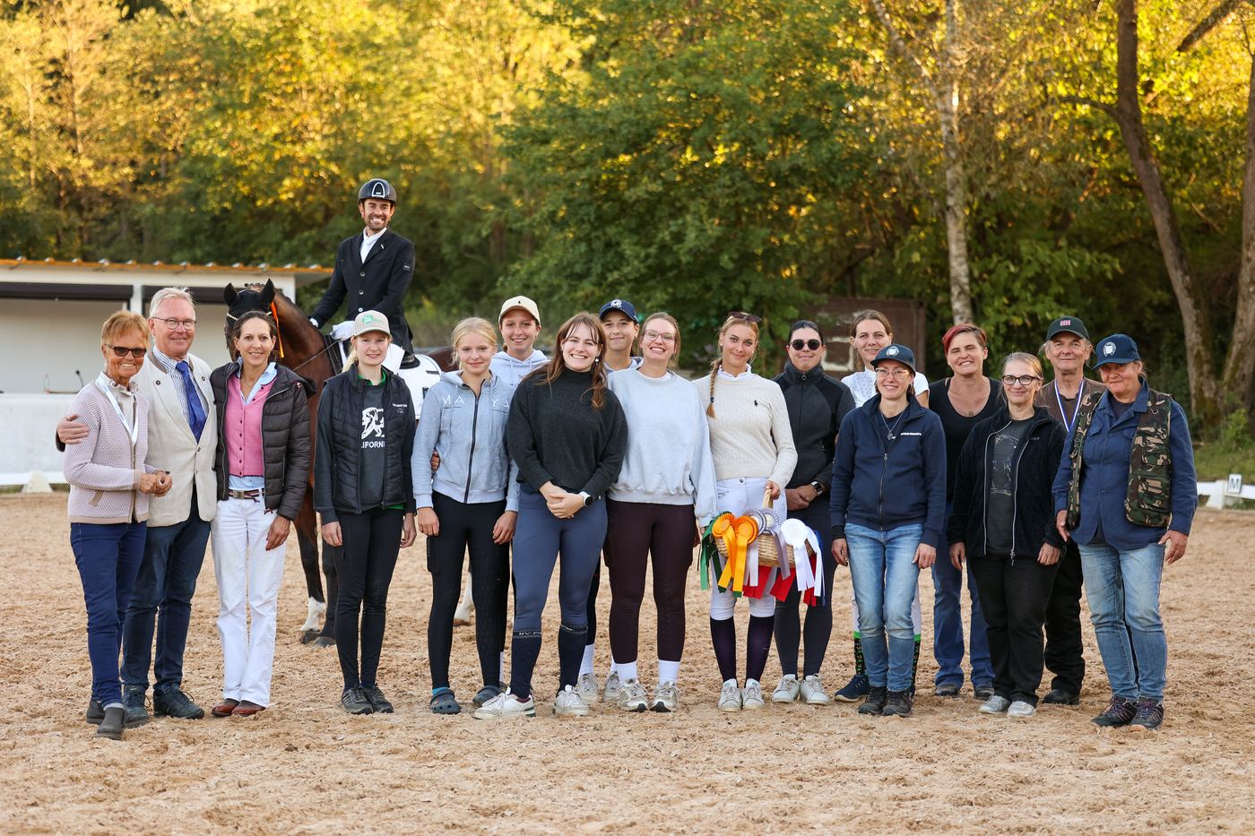 Großes Gruppenbild aller Beteiligten auf dem Turnierplatz nach dem LPO-Dressurturnier