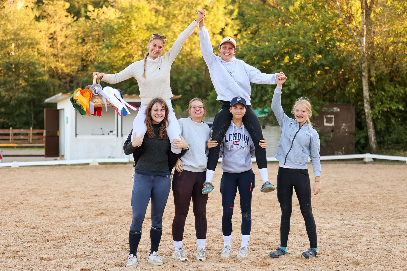 Jubelnde Vereinsmitglieder tragen sich gegenseitig auf den Schultern, mit dem Schleifenkorb in der Hand