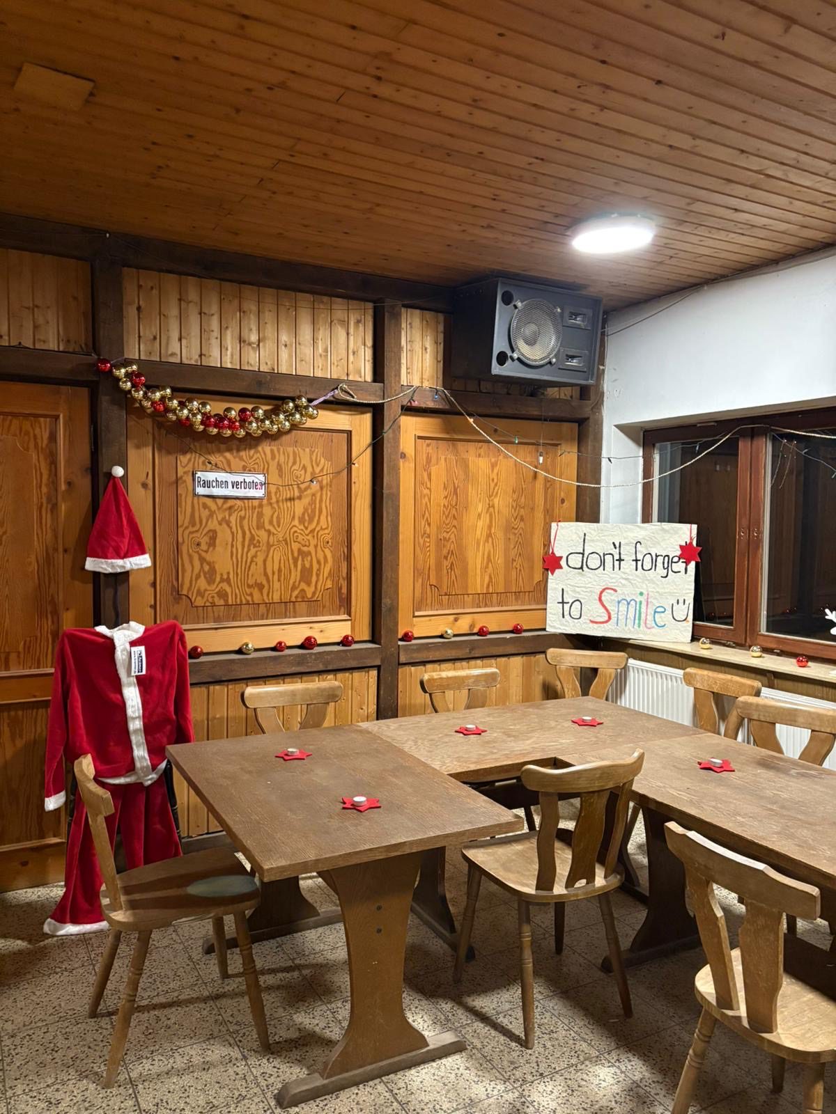 Weihnachtlich geschmücktes Reiterstüberl mit Nikolauskostüm