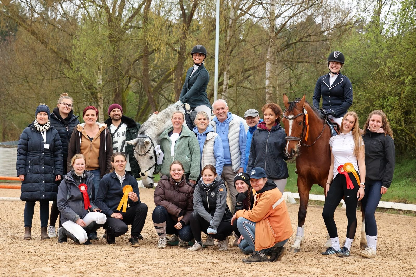 Großes Gruppenfoto mit Pferden und Schleifen nach dem Reiterfest