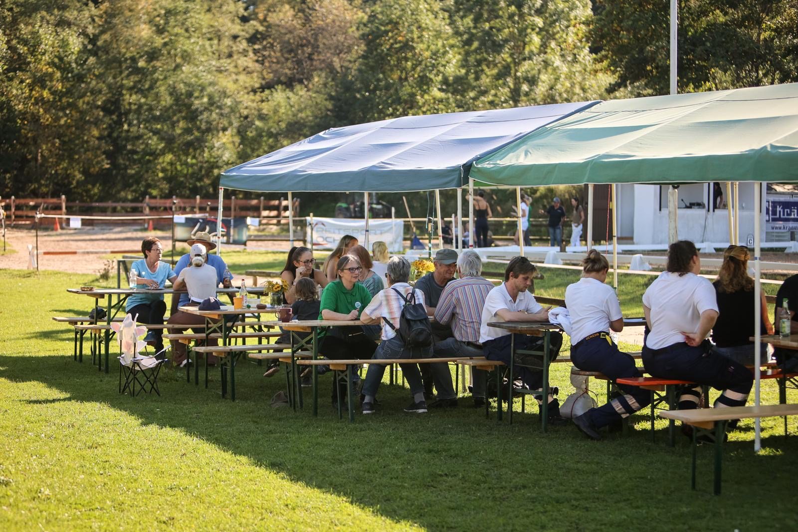 Vereinsfest mit Zelten und Gästen